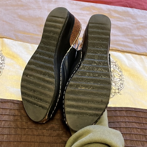 Open Toe Wedge Sandal - Picture 3 of 5